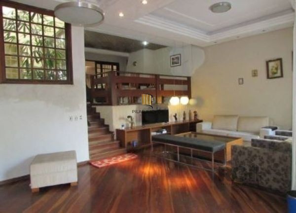 Casa em Porto Alegre, no bairro Nonoai, com 4 dormitório(s), e 4 banheiros, à venda.
