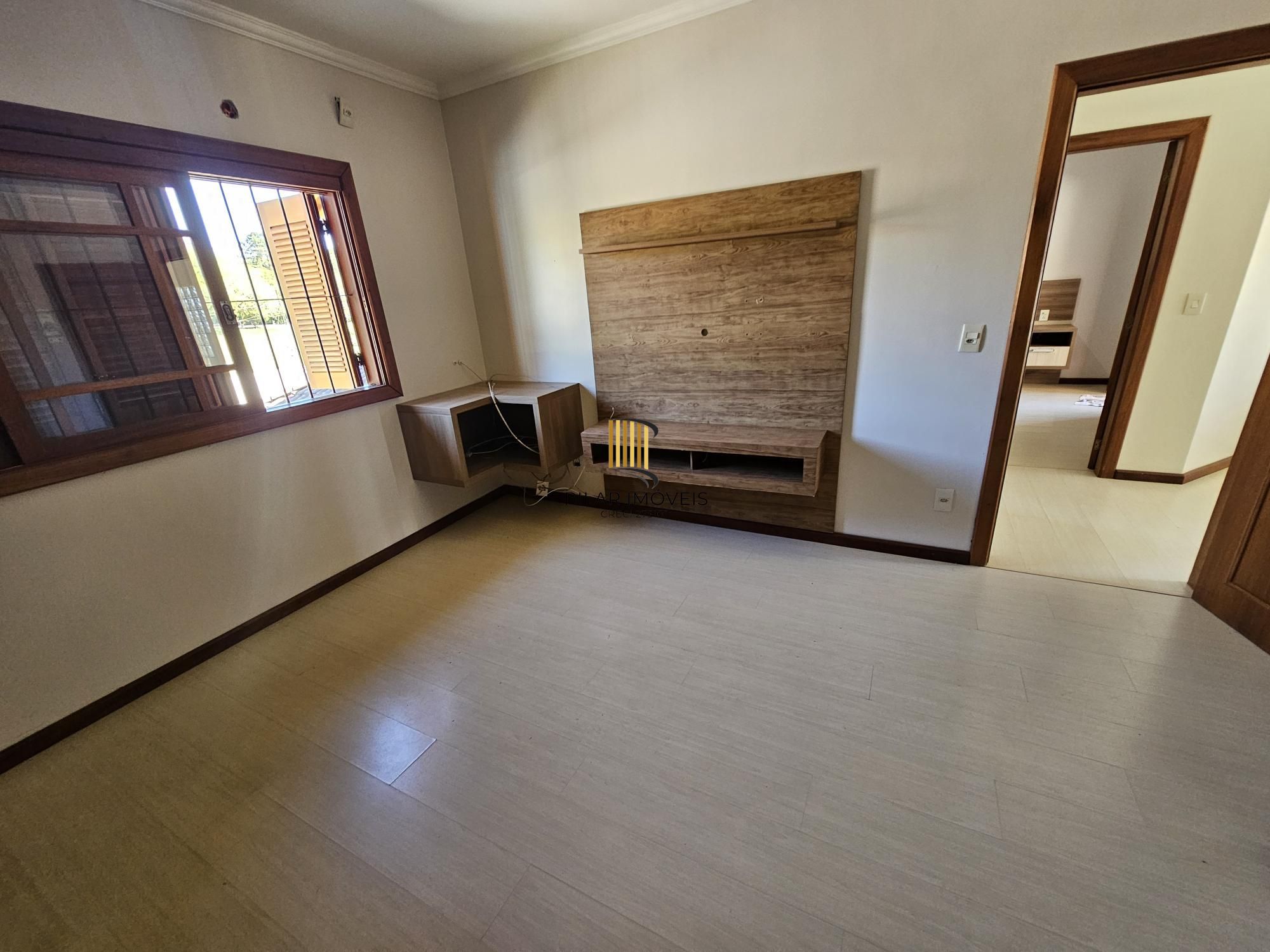 Sobrado 3 dormitórios com lareira, churrasqueira, piscina, 4 vagas garagem com 196,00m² de área construída no bairro Hípica !