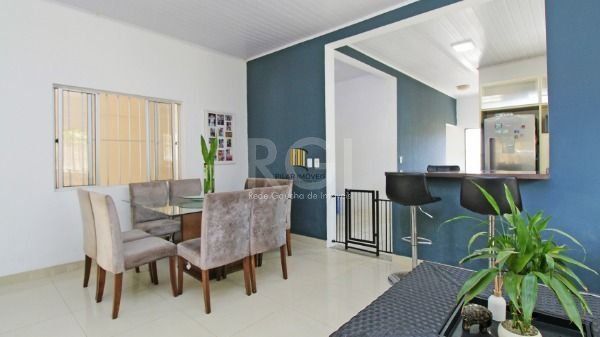 Casa em Porto Alegre, no bairro Medianeira, com 5 dormitório(s), e 5 banheiros, à venda.