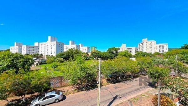 Sobrado 4 dormitórios no bairro Camaquã