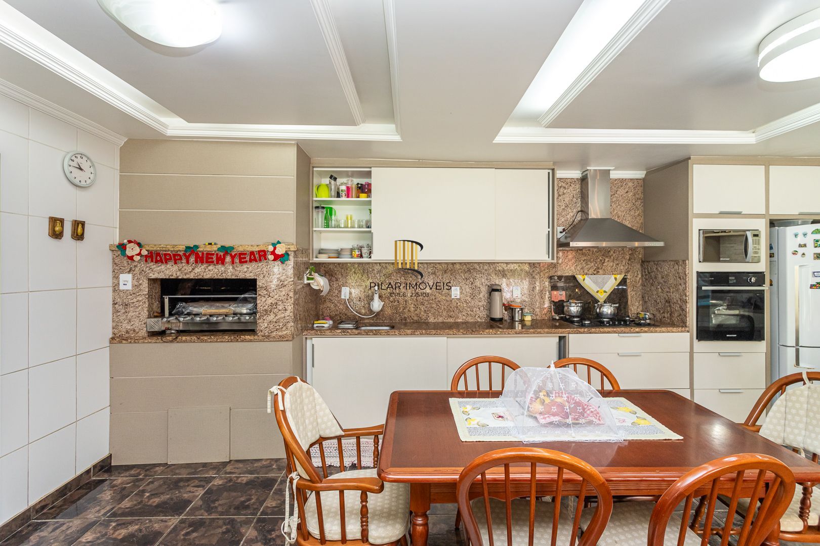 Casa de 272m², 4 dormitórios, 2 suítes e 4 vagas de garagem, no bairro Ipanema, próxima à orla do Guaíba.