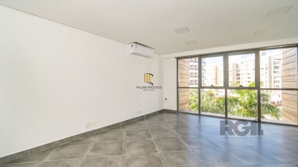 Conjunto/Sala em Porto Alegre, no bairro Tristeza, e 0 banheiros, à venda.