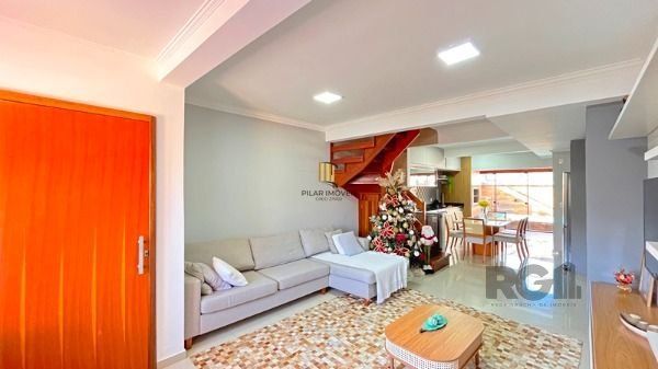 Casa em Porto Alegre, no bairro Guarujá, com 3 dormitório(s), e 3 banheiros, à venda.