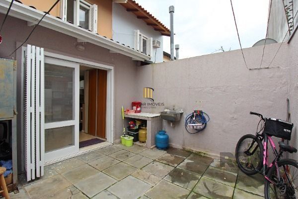 Casa em Porto Alegre, no bairro Hípica, com 2 dormitório(s), e 2 banheiros, à venda.