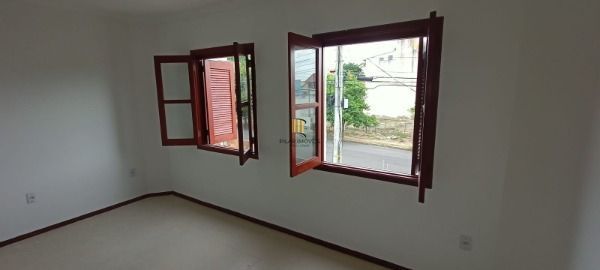 Casa para Venda - 75m², 3 dormitórios, 2 vagas - Guarujá