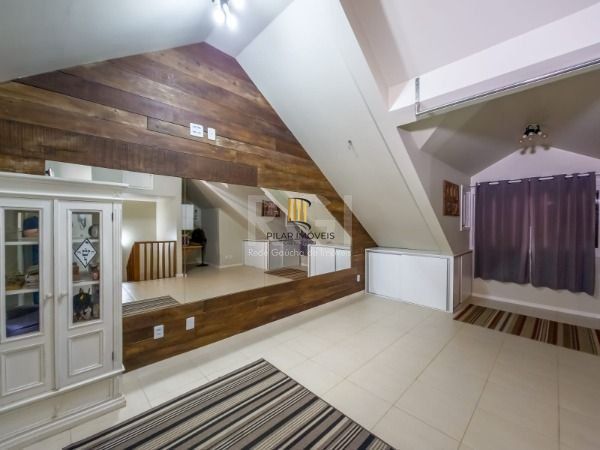 Casa em Porto Alegre, no bairro Vila Conceição, com 3 dormitório(s), e 3 banheiros, à venda.