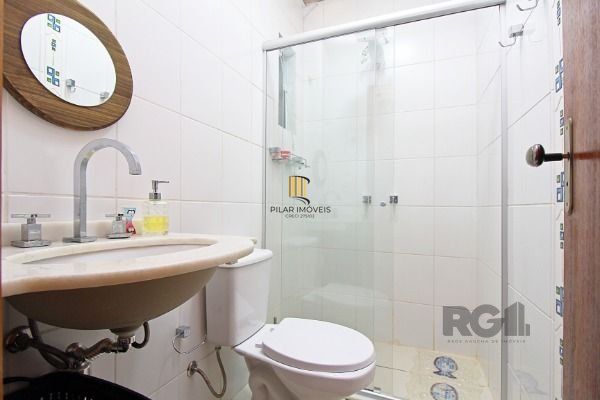 Casa em Porto Alegre, no bairro Campo Novo, com 3 dormitório(s), e 3 banheiros, à venda.