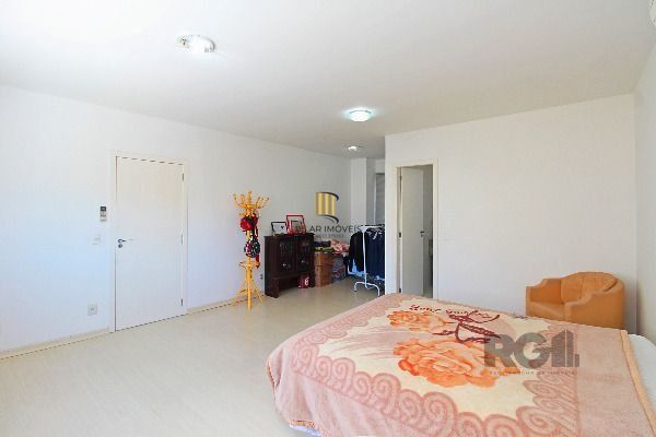 Casa em Porto Alegre, no bairro Hípica, com 3 dormitório(s), e 3 banheiros, à venda.