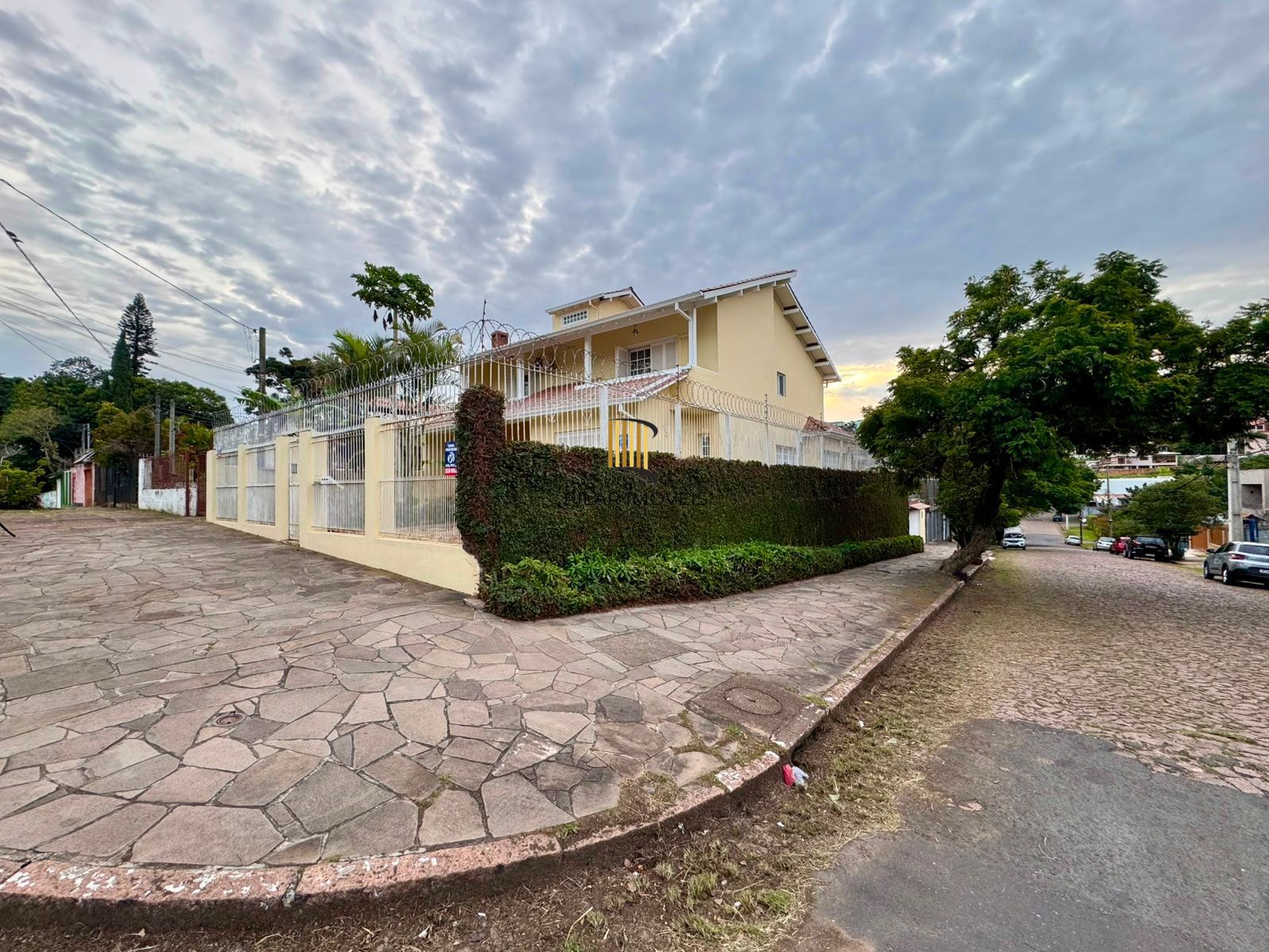 Casa 4 dormitórios 295m2 área construída bairro Nonoai