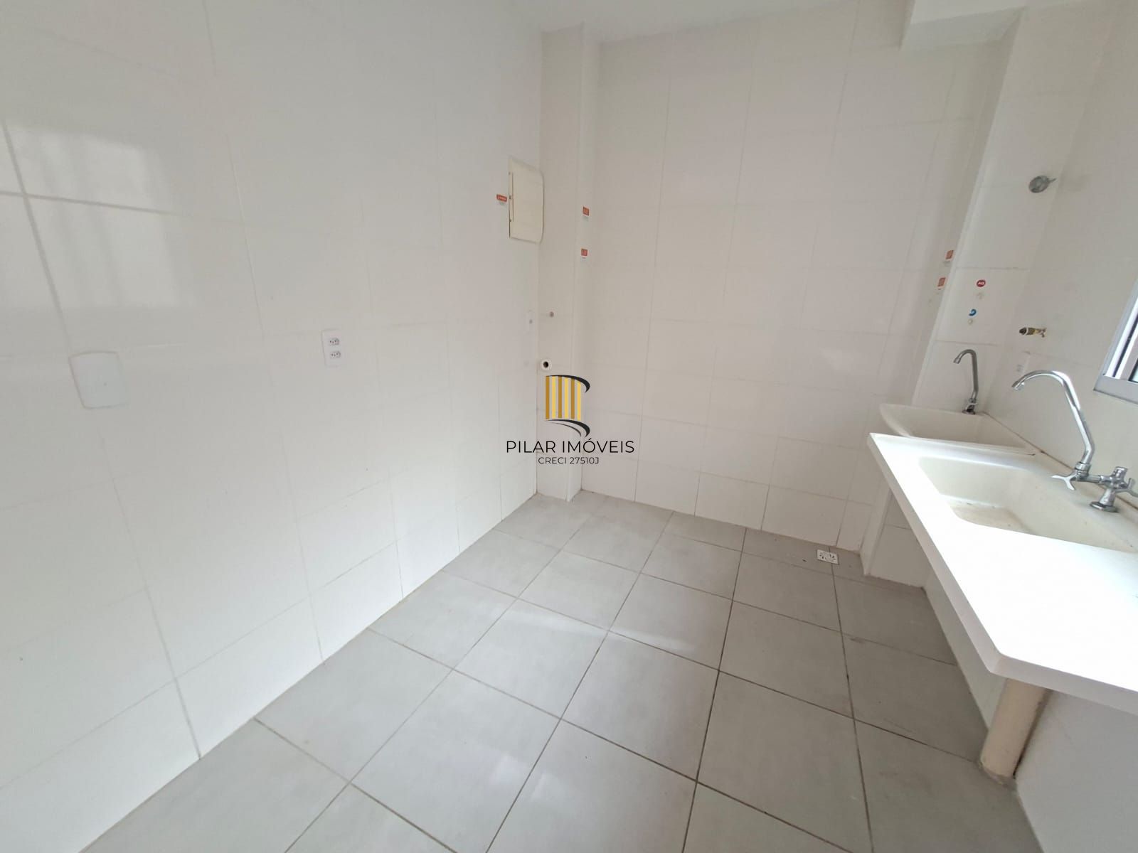 Apartamento de 02 dormitorios com vaga de garagem no bairro Cavalhada- VENDA!!