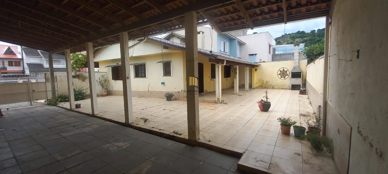 Casa 3 dormitórios no bairro Guarujá