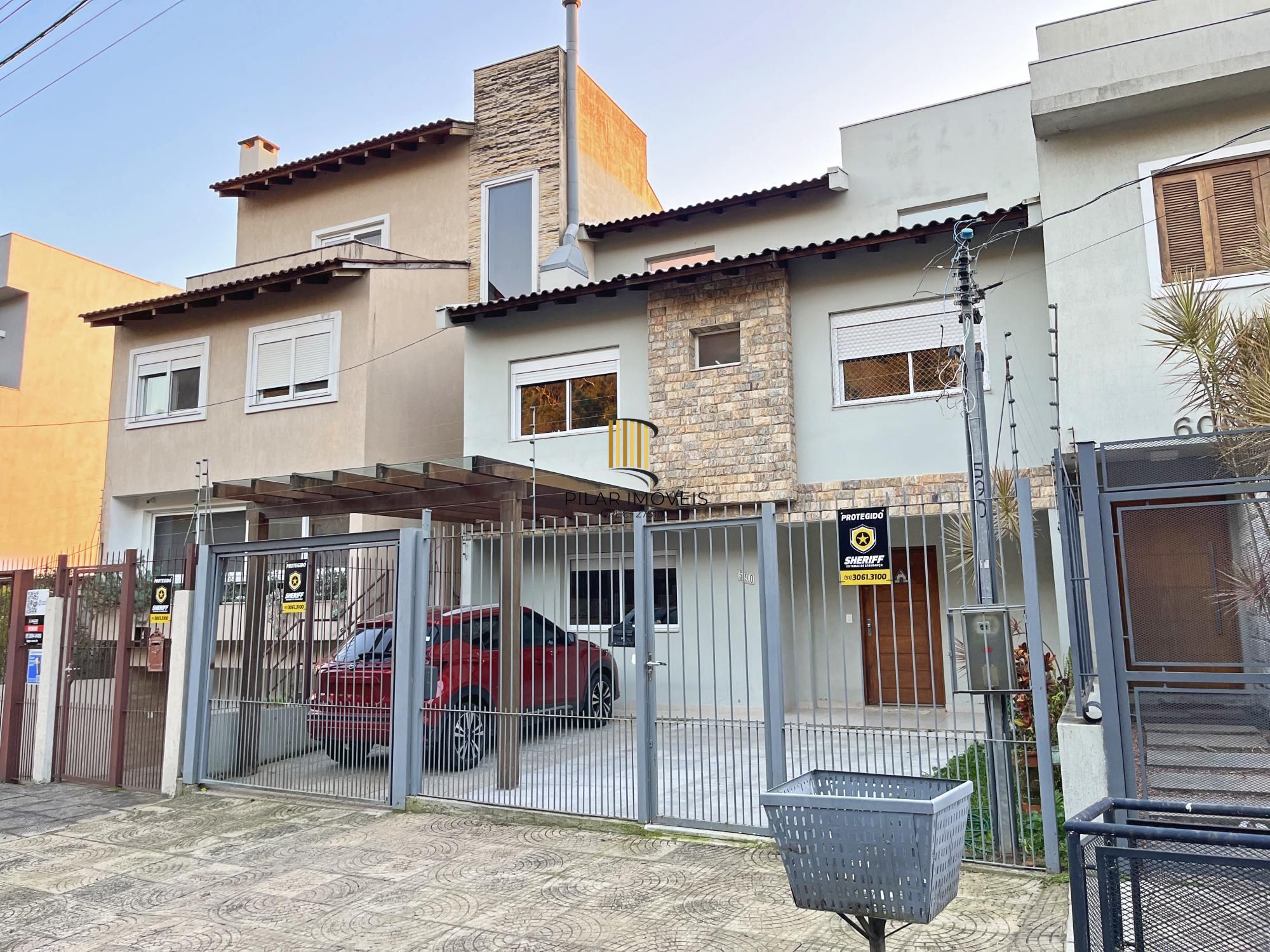 Casa para Venda - 270m², 3 dormitórios, sendo 1 suites, 2 vagas - Guarujá