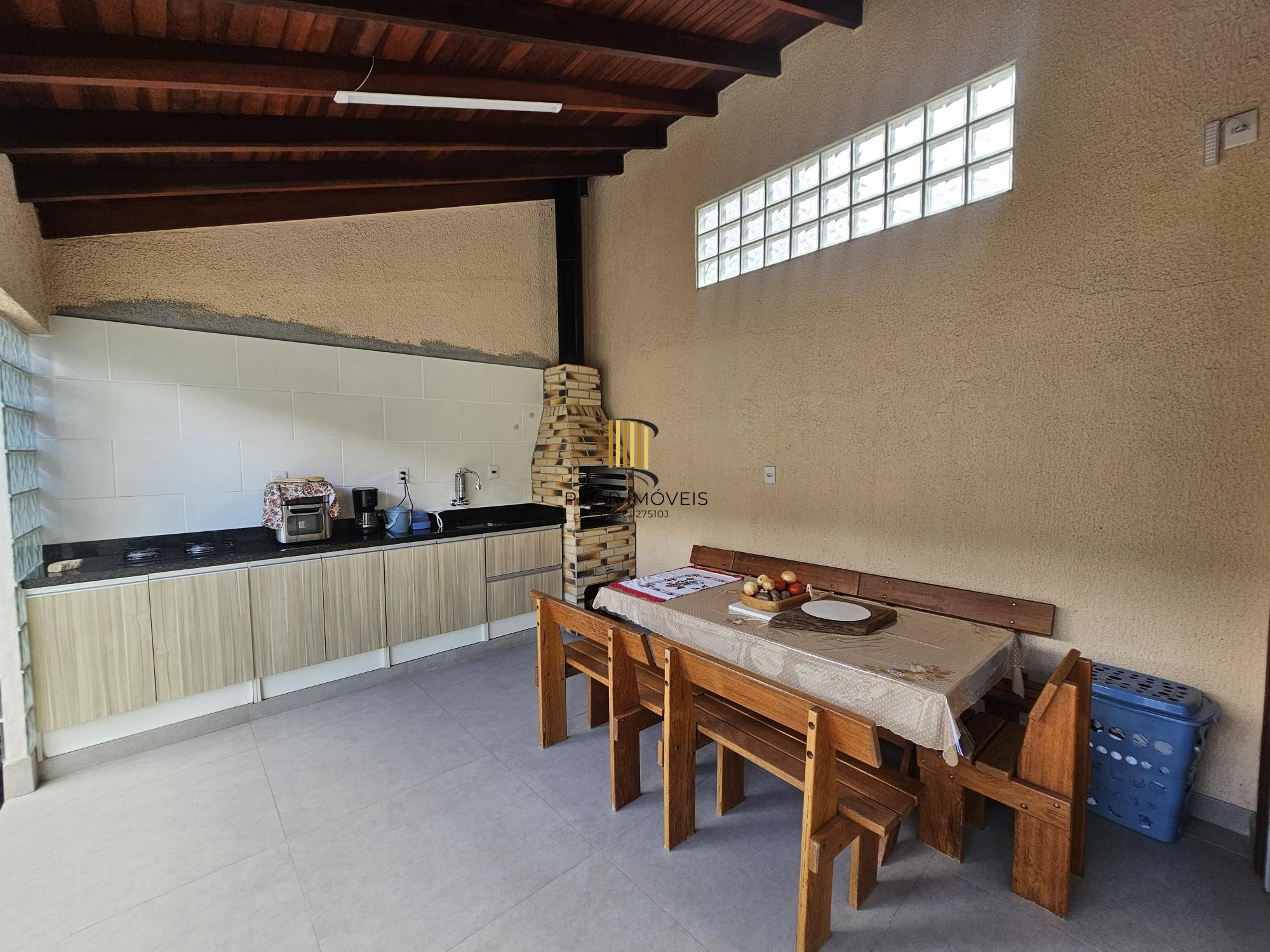 Casa 3 dormitórios 2 banheiros quiosque com churrasqueira cozinha gourmet moveis sob medida e garagem coberta na zona sul de Porto Alegre !