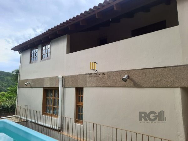 Casa em Porto Alegre, no bairro Vila Nova, com 4 dormitório(s), e 4 banheiros, à venda.