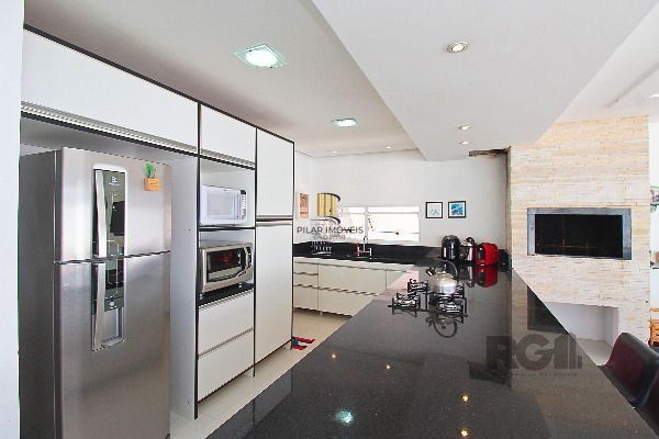 Casa em Porto Alegre, no bairro Hípica, com 3 dormitório(s), e 3 banheiros, à venda.