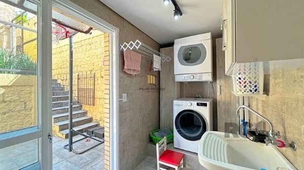 Casa em Porto Alegre, no bairro Ipanema, com 4 dormitório(s), e 4 banheiros, à venda.