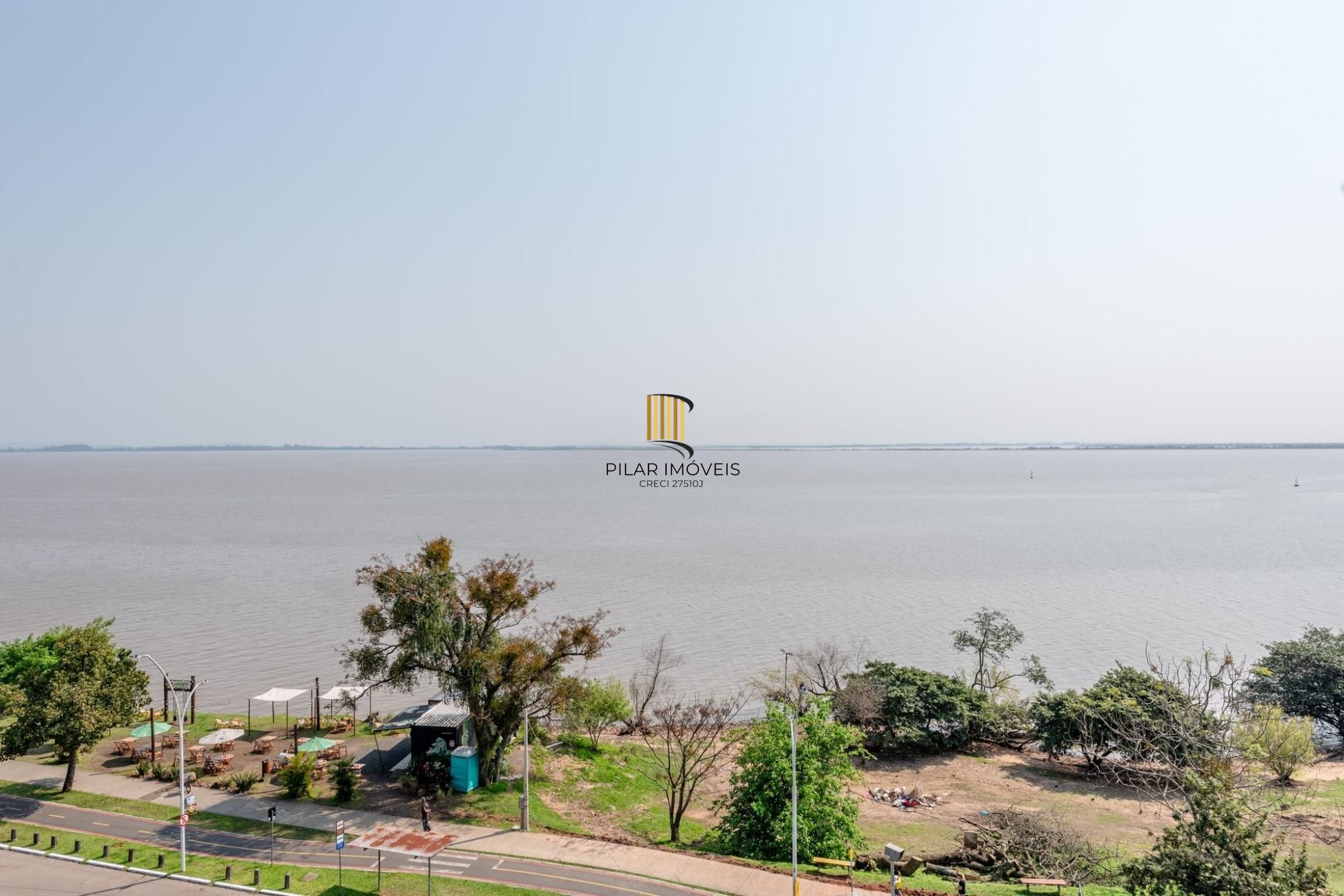 Belíssimo apartamento com projeto diferenciado e vista deslumbrante para o pôr do sol do Guaíba.