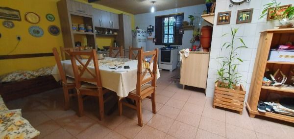 Casa em Porto Alegre, no bairro Ponta Grossa, com 3 dormitório(s), e 3 banheiros, à venda.