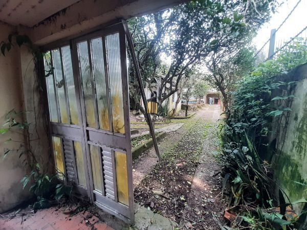 Casa em Porto Alegre, no bairro Cristal, com 4 dormitório(s), e 4 banheiros, à venda.