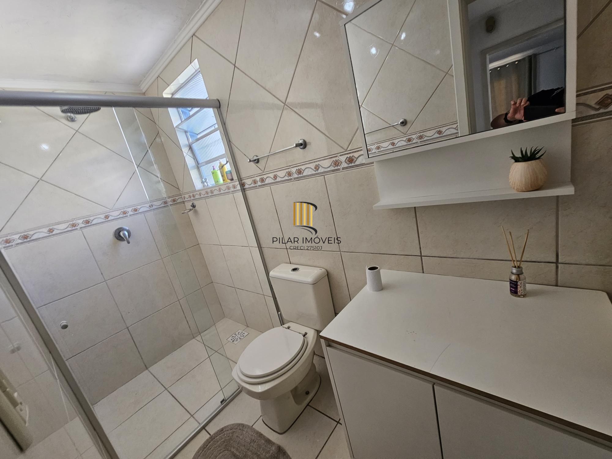 Casa com piscina terreno 10x30 zona sul de Porto Alegre