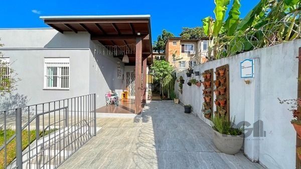 Casa Condominio em Porto Alegre, no bairro Santa Tereza, com 3 dormitório(s), e 3 banheiros, à venda.
