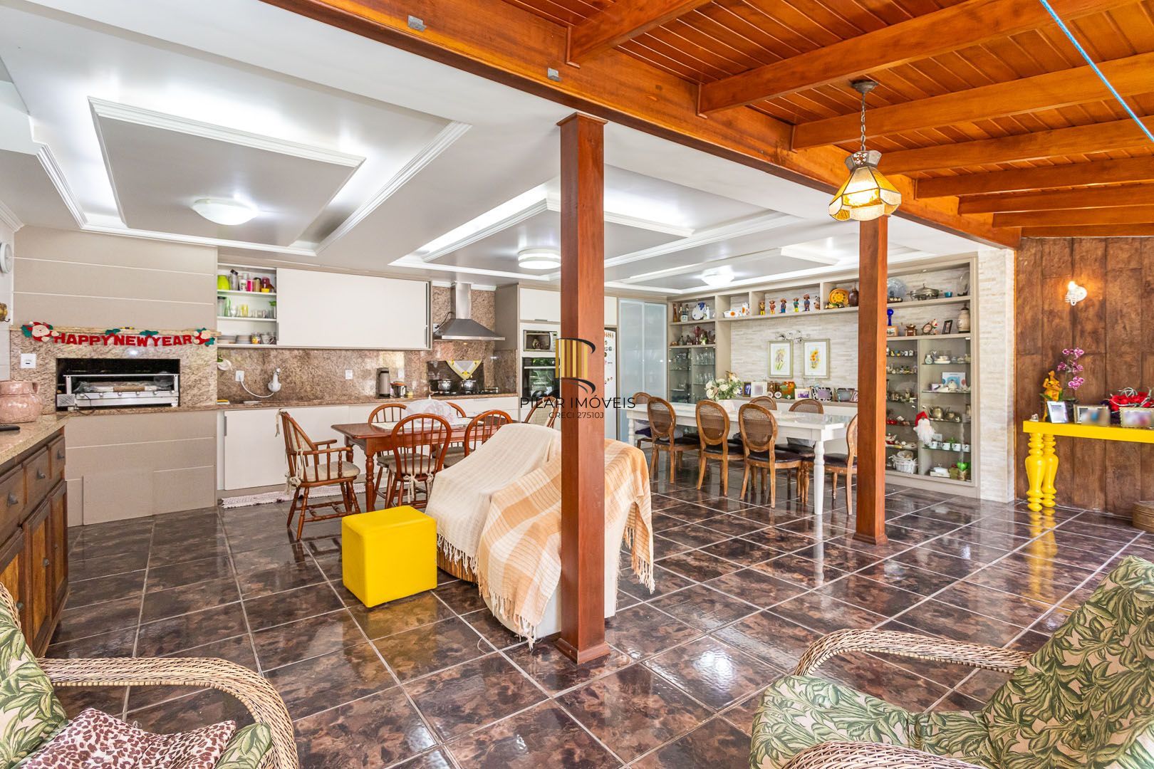 Casa de 272m², 4 dormitórios, 2 suítes e 4 vagas de garagem, no bairro Ipanema, próxima à orla do Guaíba.