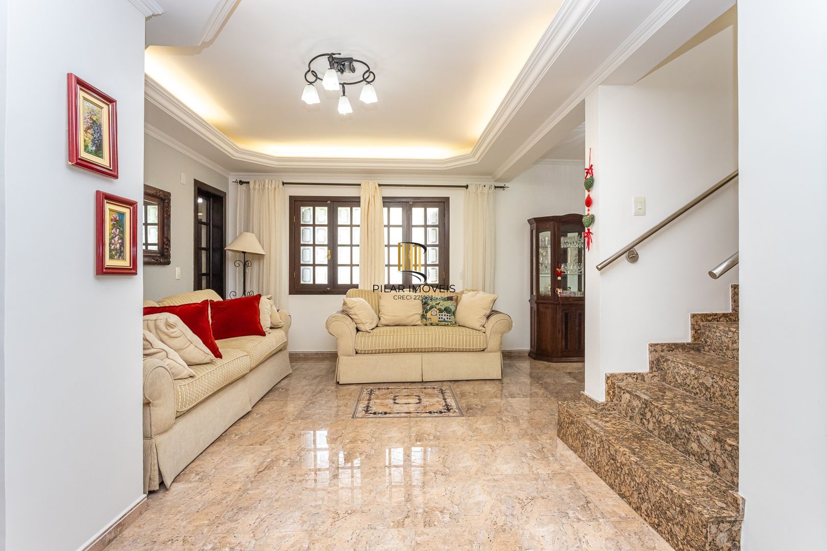 Casa de 272m², 4 dormitórios, 2 suítes e 4 vagas de garagem, no bairro Ipanema, próxima à orla do Guaíba.