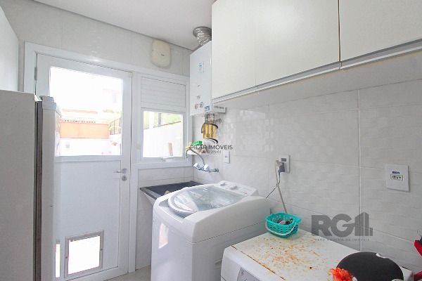 Casa em Porto Alegre, no bairro Hípica, com 3 dormitório(s), e 3 banheiros, à venda.