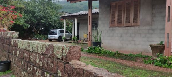 Casa em Porto Alegre, no bairro Campo Novo, com 3 dormitório(s), e 3 banheiros, à venda.