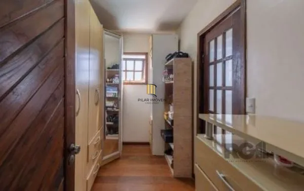 Casa em Porto Alegre, no bairro Aberta dos Morros, com 4 dormitório(s), e 4 banheiros, à venda.