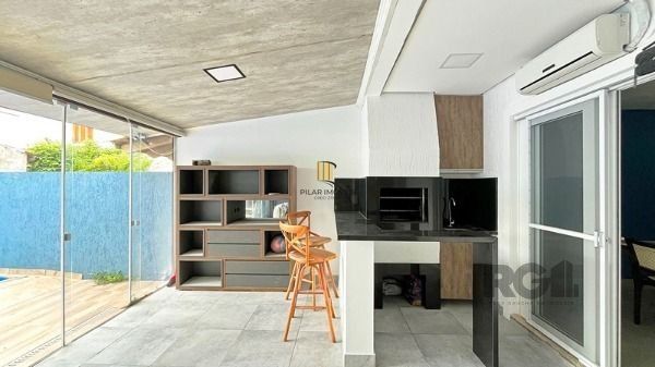 Casa em Porto Alegre, no bairro Hípica, com 3 dormitório(s), e 3 banheiros, à venda.