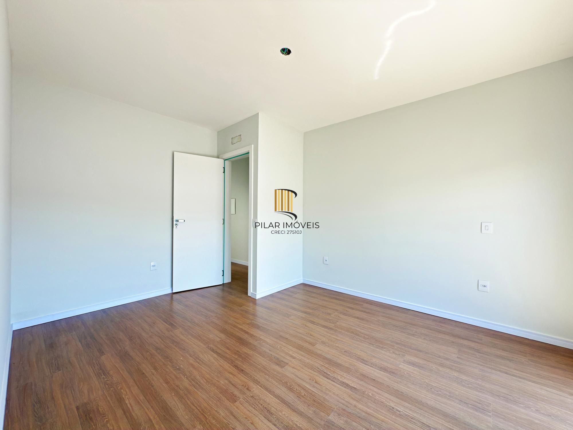 Casa 4 dormitórios( 1 dorm térreo) no Condomínio Villa Amalfi, na zona sul de Porto Alegre.