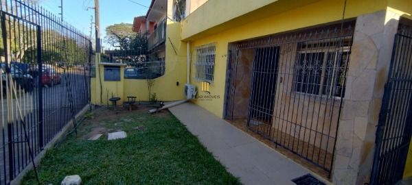 Casa em Porto Alegre, no bairro Vila Nova, com 2 dormitório(s), e 2 banheiros, à venda.