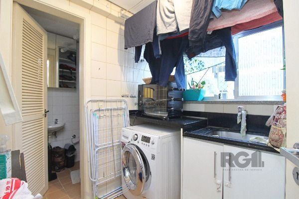 Apartamento em Porto Alegre, no bairro Teresópolis, com 2 dormitório(s), e 2 banheiros, à venda.