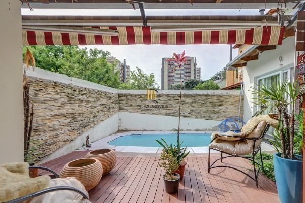 Casa em Porto Alegre, no bairro Tristeza, com 2 dormitório(s), e 2 banheiros, à venda.