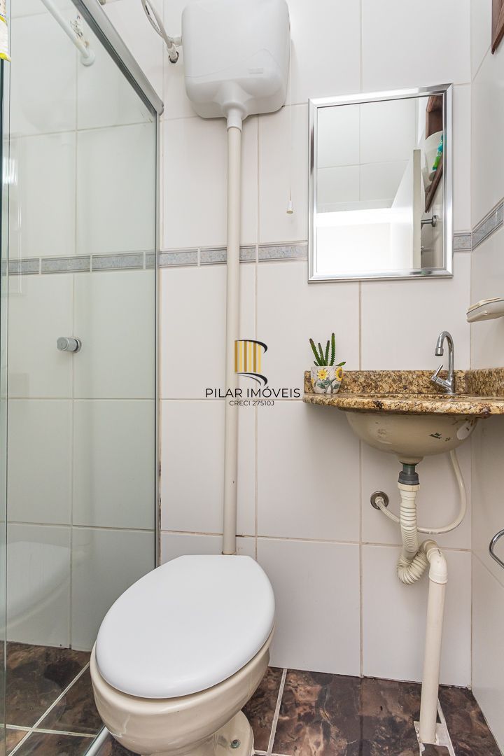 Casa de 272m², 4 dormitórios, 2 suítes e 4 vagas de garagem, no bairro Ipanema, próxima à orla do Guaíba.