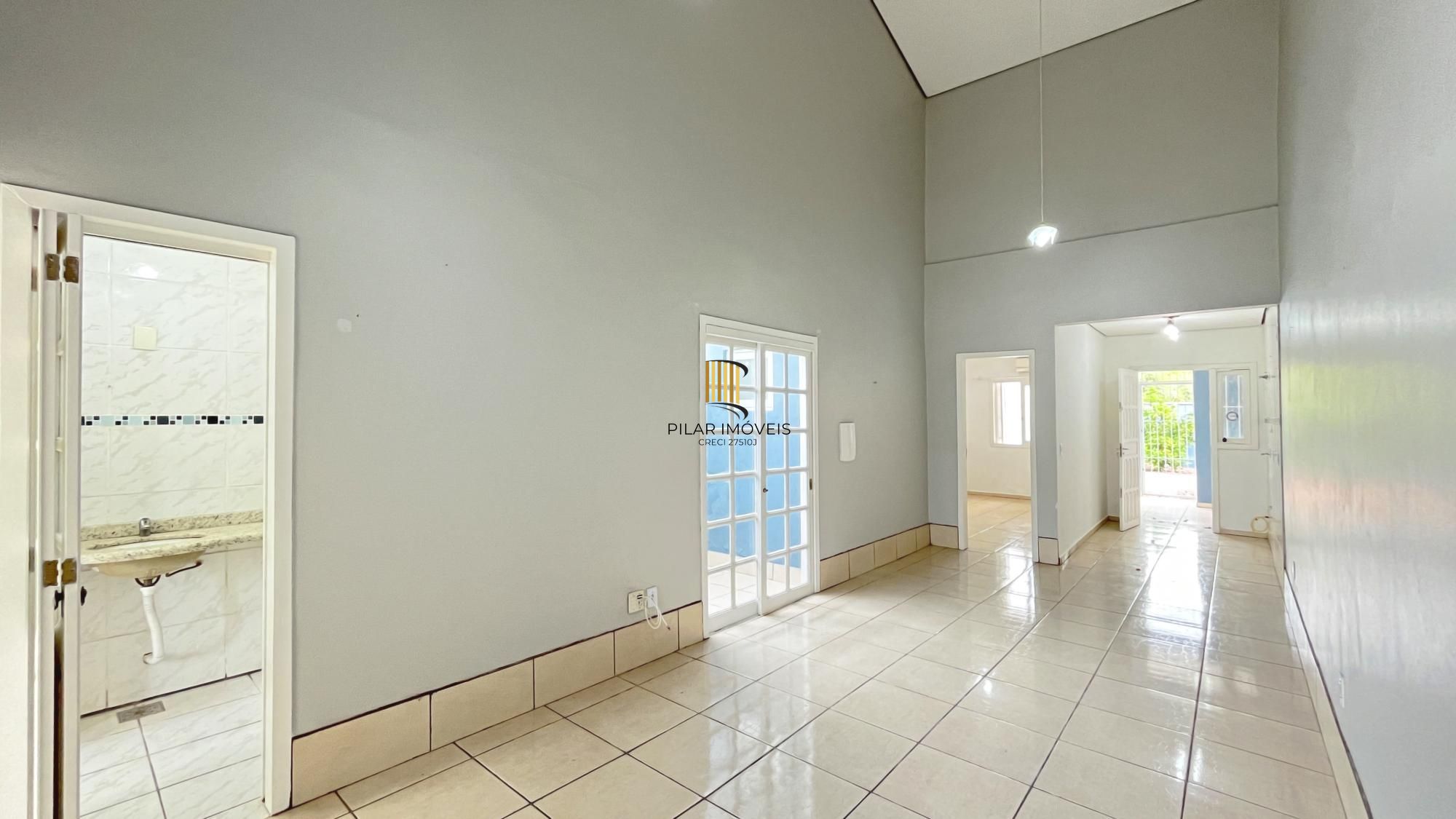 Casa em Porto Alegre, no bairro Hípica, com 2 dormitório(s), e 2 banheiros, à venda.