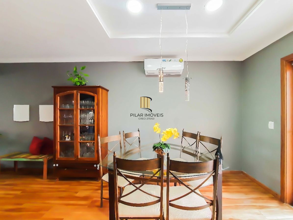 Ótima Casa com 3 dormitórios, semi mobiliada, pátio e vaga para carro.