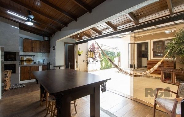 Casa em Porto Alegre, no bairro Aberta Dos Morros, com 5 dormitório(s), e 5 banheiros, à venda.