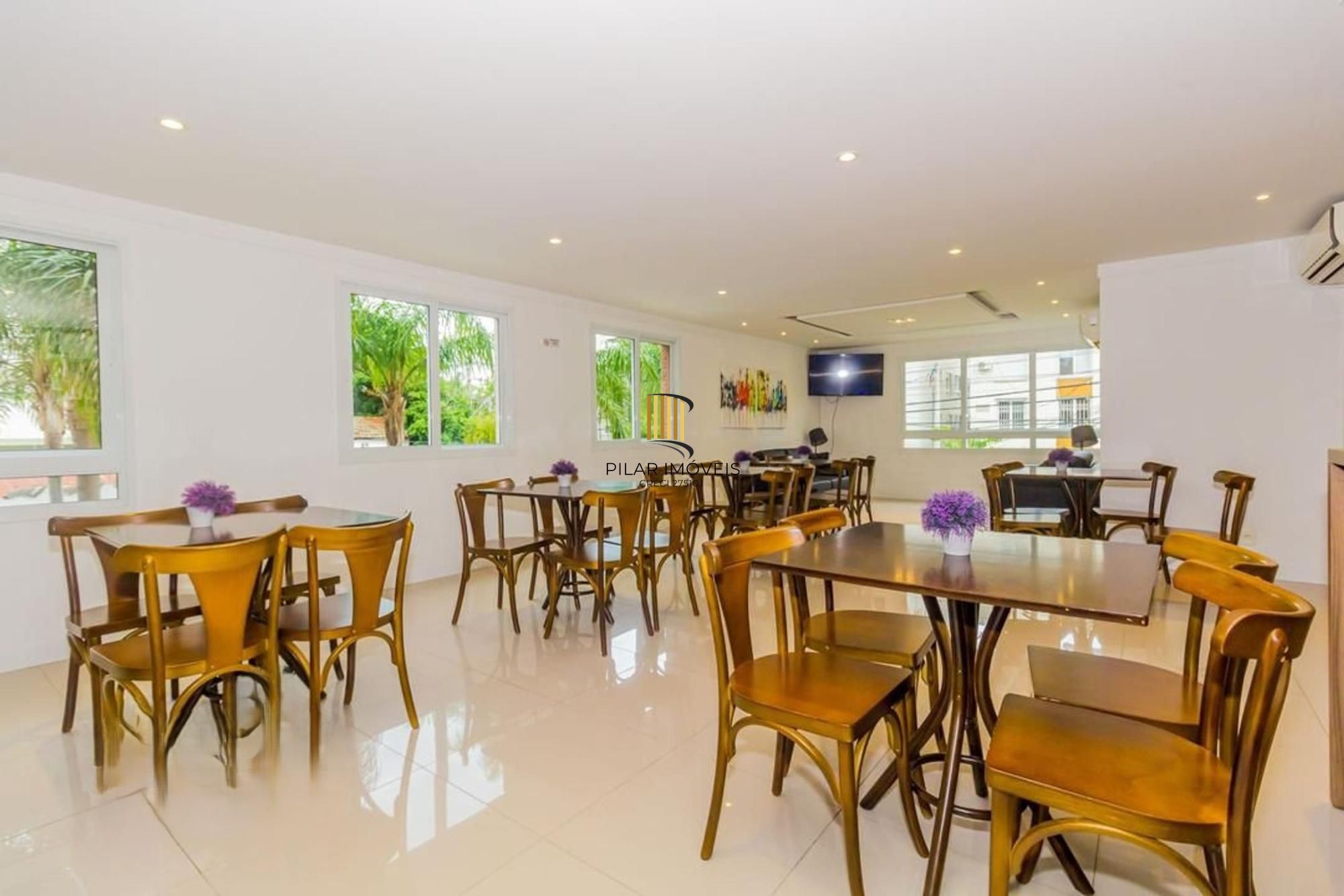 Apartamento semi mobiliado, 2 dormitórios, 1 suíte e 1 vaga de garagem coberta no bairro Menino Deus em Porto Alegre.