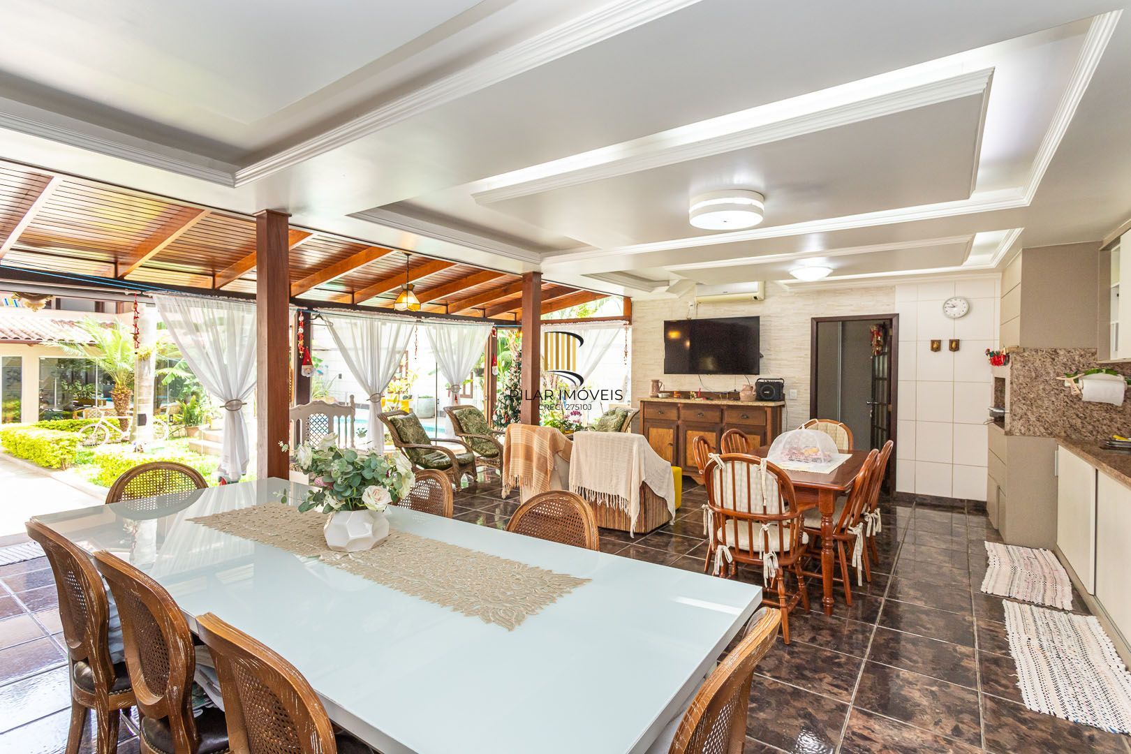 Casa de 272m², 4 dormitórios, 2 suítes e 4 vagas de garagem, no bairro Ipanema, próxima à orla do Guaíba.