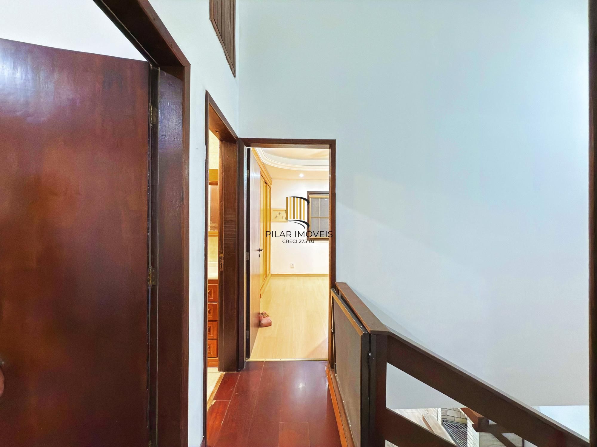 Residência á venda no bairro Guarujá com 2 dormitórios.