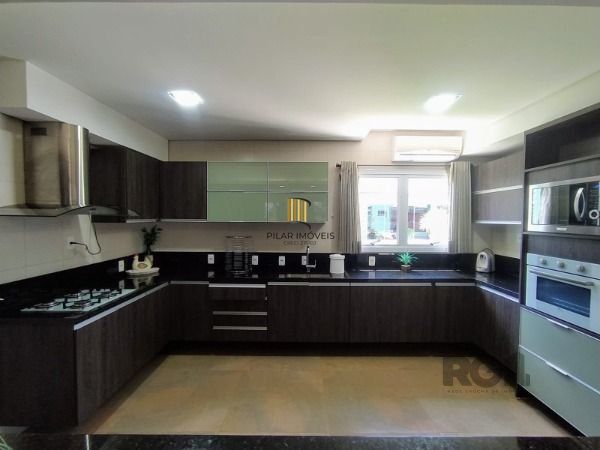 Casa em Porto Alegre, no bairro Hípica, com 3 dormitório(s), e 3 banheiros, à venda.
