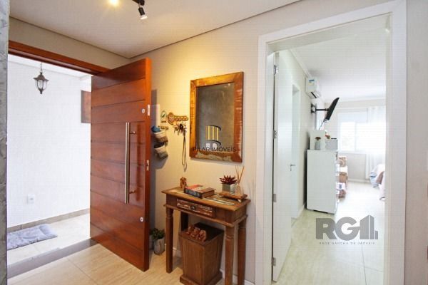 Casa em Porto Alegre, no bairro Hípica, com 3 dormitório(s), e 3 banheiros, à venda.