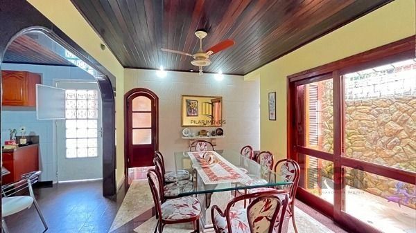 Casa em Porto Alegre, no bairro Guarujá, com 5 dormitório(s), e 5 banheiros, à venda.