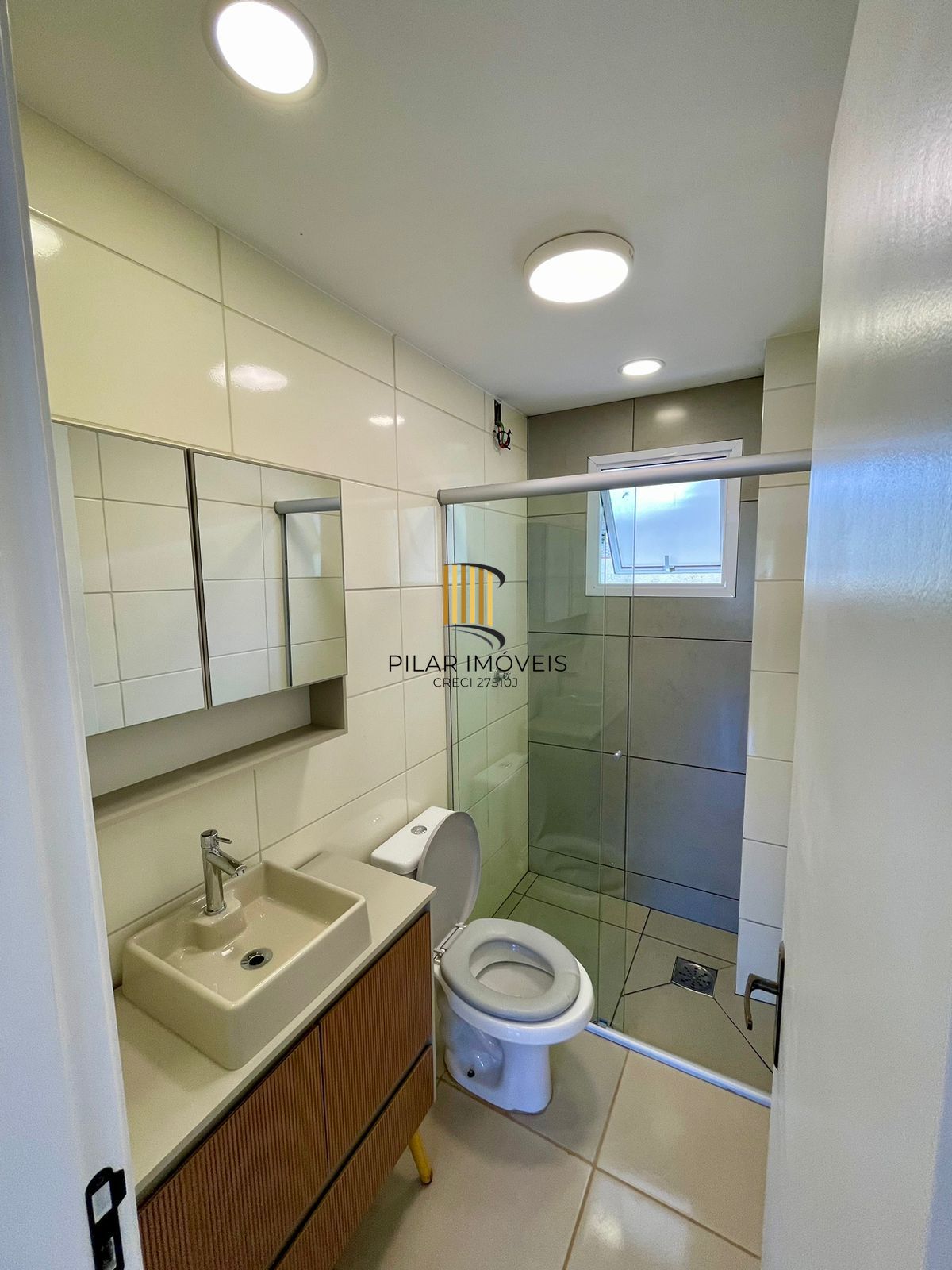 IMPECÁVEL - Casa toda reformada , com 2 dormitórios e 1 vaga