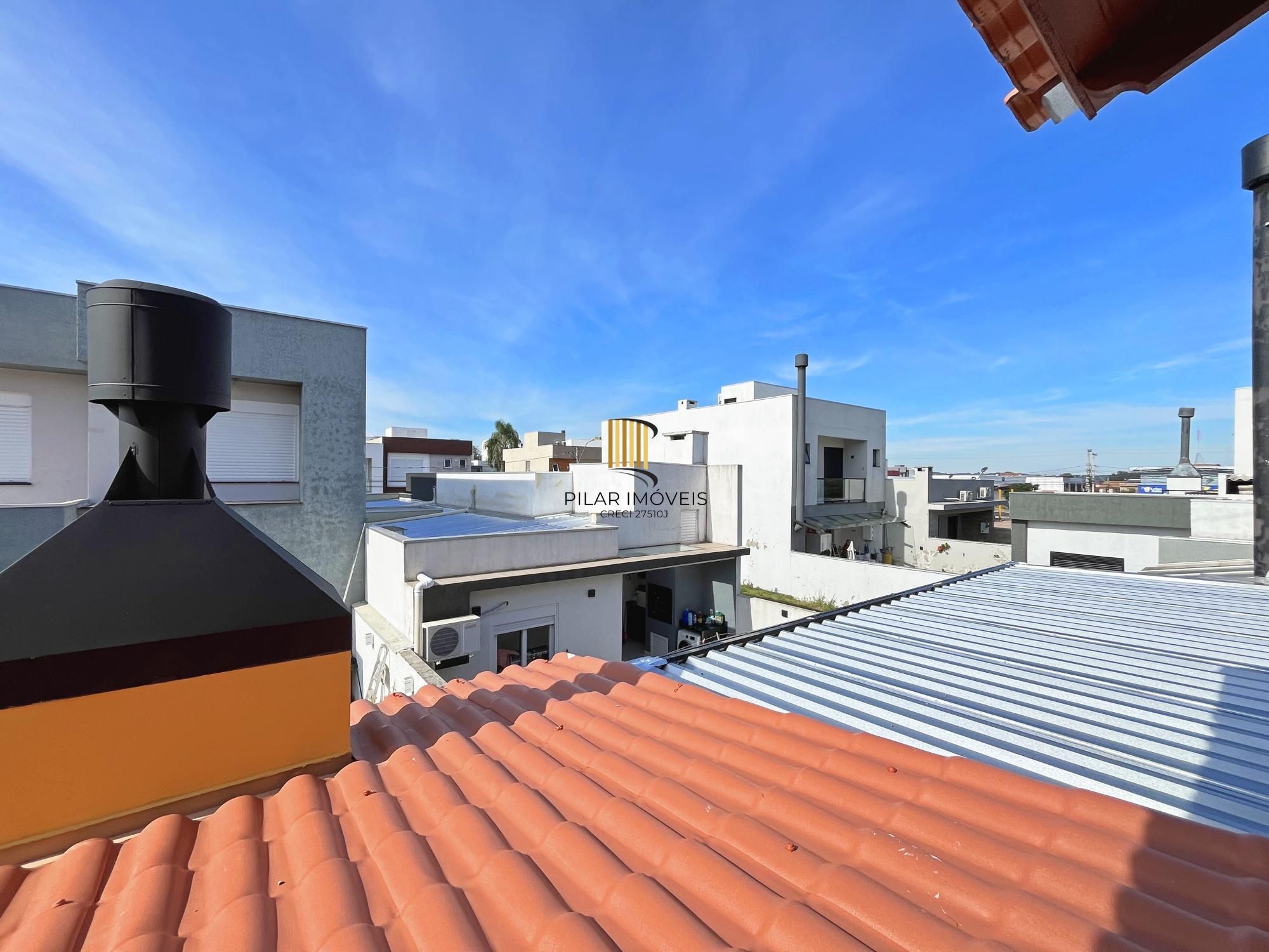 Casa com suíte no térreo em condomínio fechado