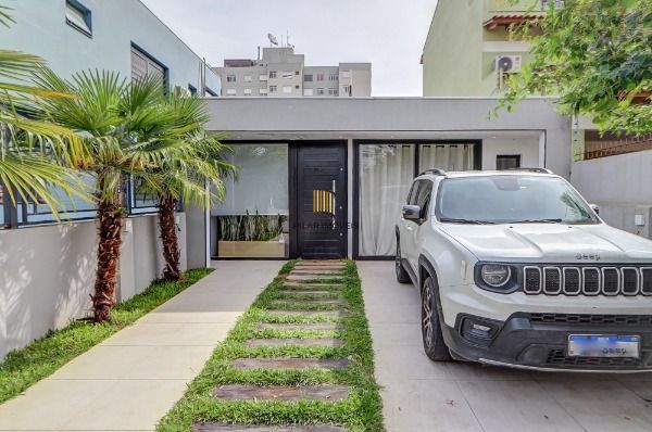 Casa em Porto Alegre, no bairro Tristeza, com 2 dormitório(s), e 2 banheiros, à venda.