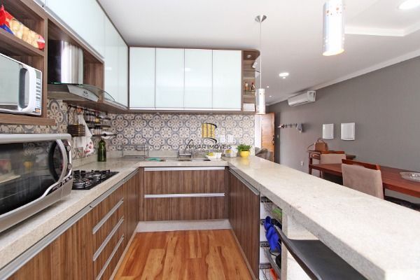 Ótima Casa com 3 dormitórios, semi mobiliada, pátio e vaga para carro.