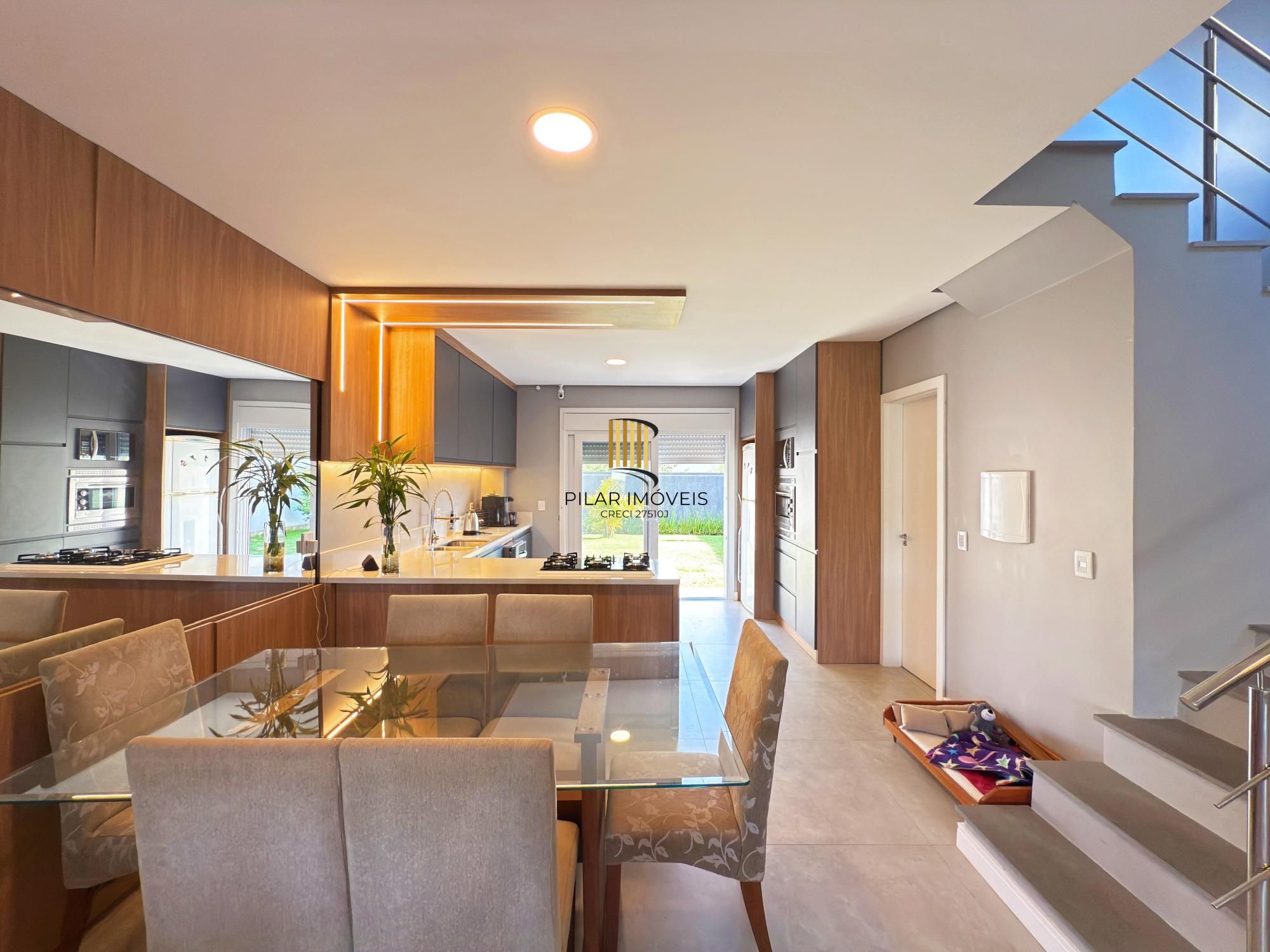 Casa moderna com 3 dormitórios com pátio grande e vista para o Rio Guaíba!